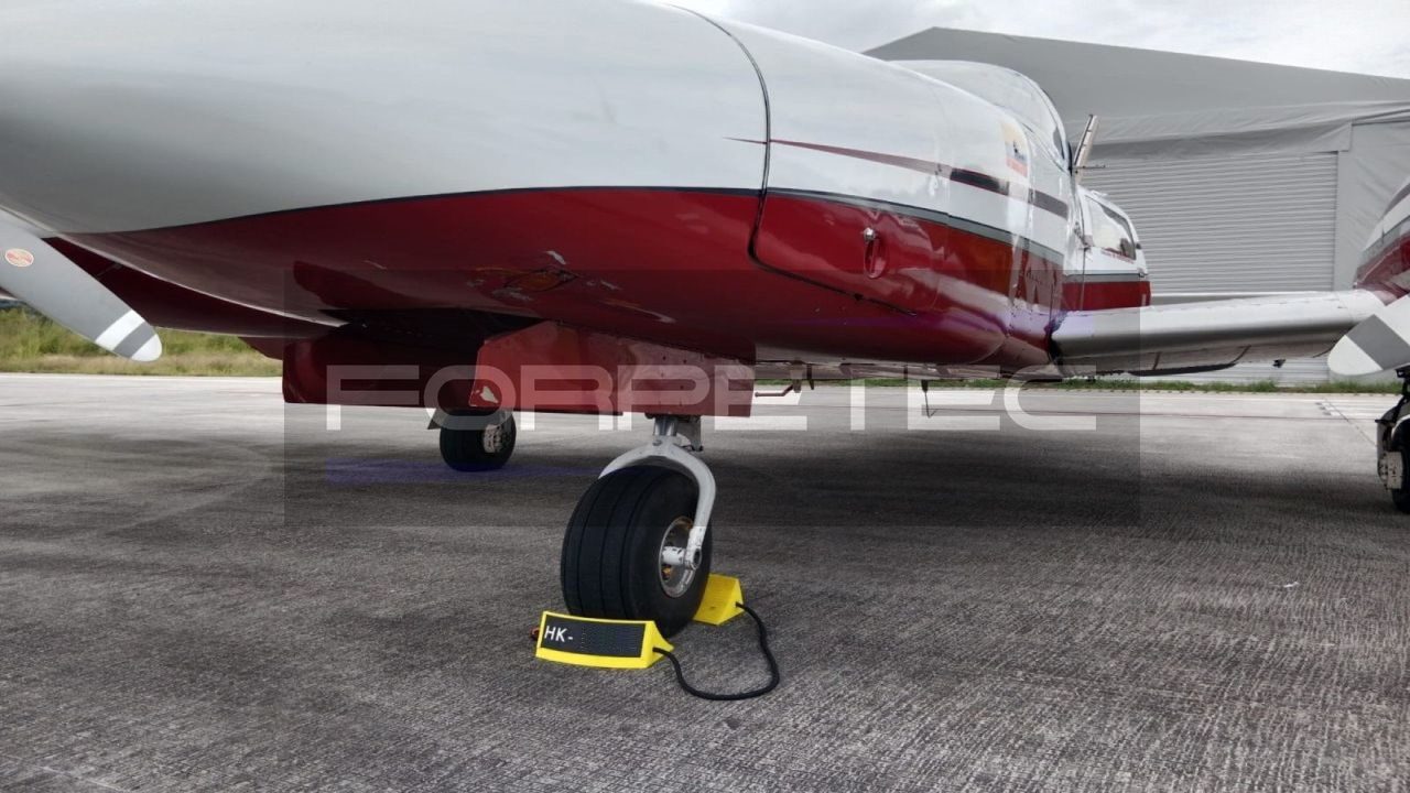Wheel Chocks / Cuñas para Avión